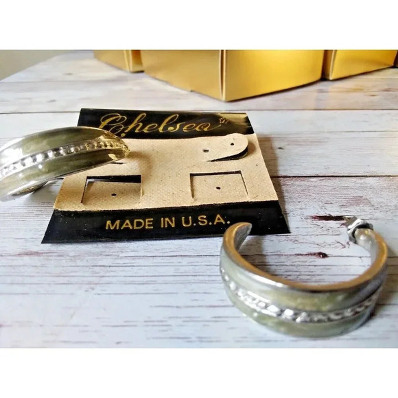 NWT Vintage 1980s Half Hoop Gray and Silver Plated Earrings - Picture 3 of 6